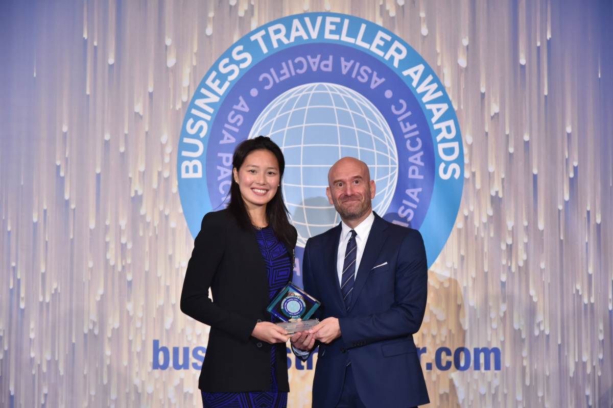 Paul Johannes, Vice-President, North Asia, Qatar Airways, receiving the Business Traveller Award from Hong Kong’s 2016 Olympian Yvette Kong.