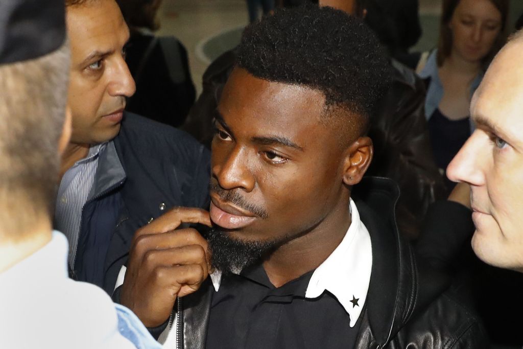 Paris Saint-Germain's defender Serge Aurier arrives to the Paris courthouse early on September 26, 2016 to answer a charge of elbowing a police officer.  AFP / PATRICK KOVARIK