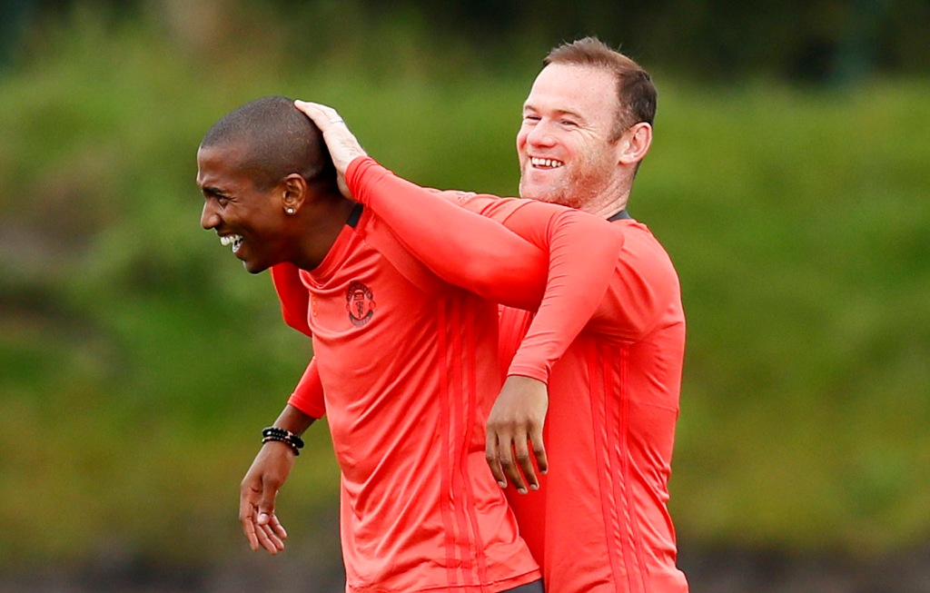 Manchester United's Ashley Young and Wayne Rooney during training. Reuters / Jason Cairnduff