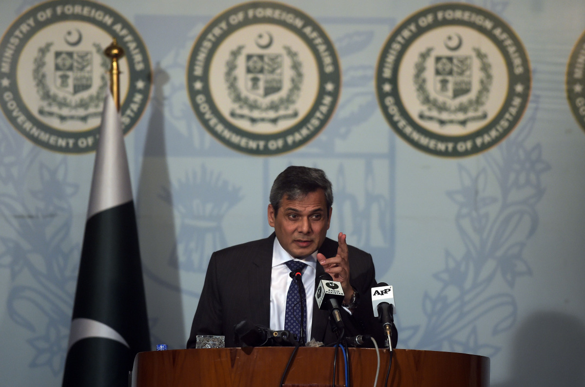Spokesman of the Pakistan's Foreign Ministry Nafees Zakaria speaks at a press conference in Islamabad on September 29, 2016. Pakistan's Prime Minister Nawaz Sharif condemned the 