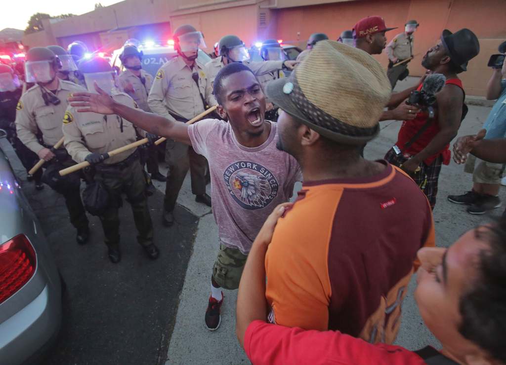 Protesters face off with police, as others try to block them during a rally in El Cajon, a suburb of San Diego, California on September 28, 2016, in response to the police shooting the night before. (AFP / Bill Wechter)