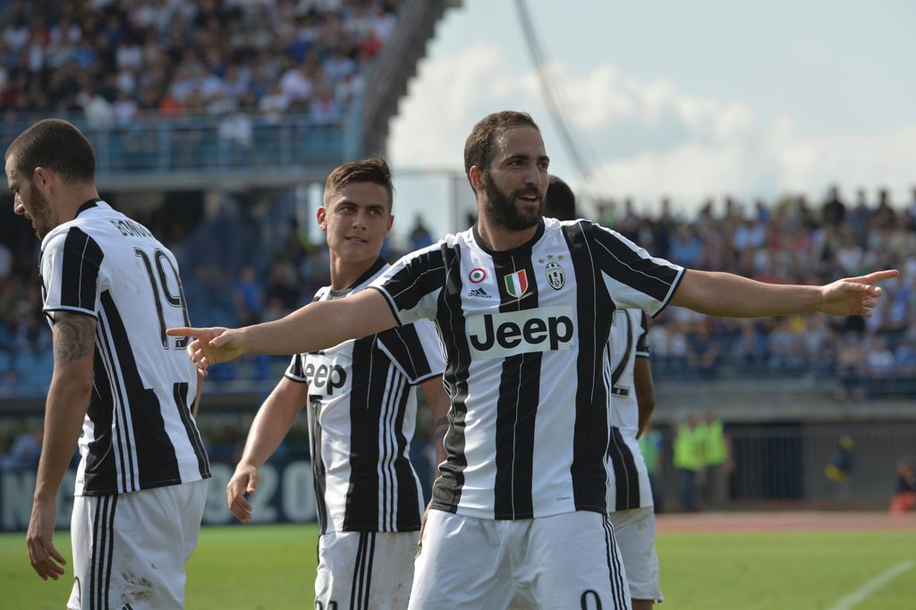 Juventus' forward from Argentina Gonzalo Higuain celebrates with teammates after scoring during the Italian Serie A football match Empoli vs Juventus, on October 2, 2016 at Empoli's 