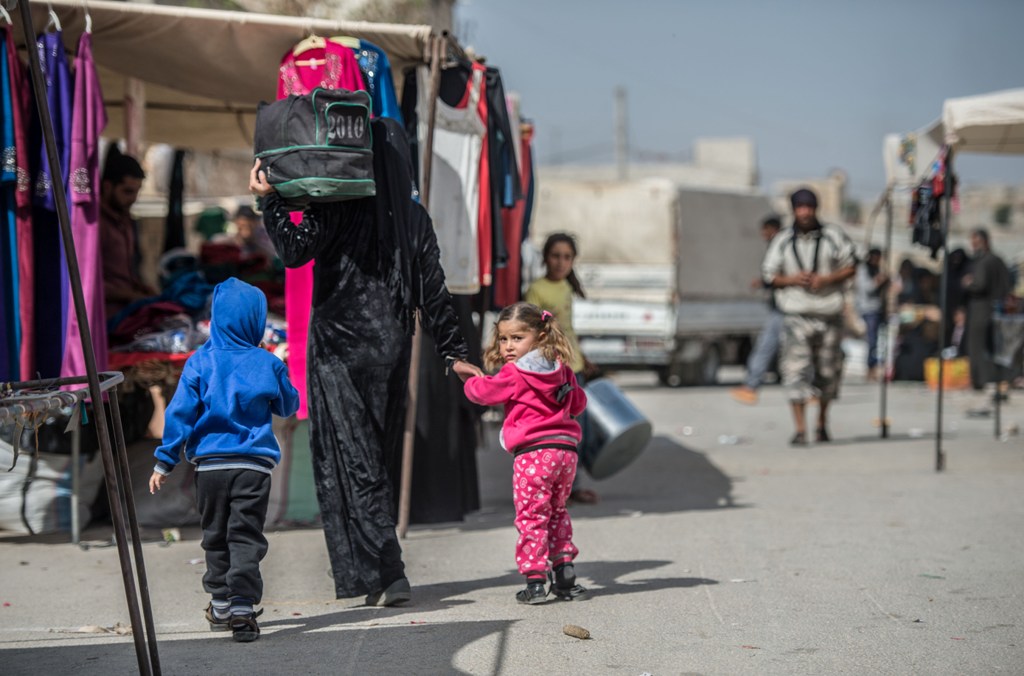 Syrians who have returned to the Syrian town of Jarabulus, following its cleansing of Daesh militants as part of Operation Euphrates Shield, do their shopping at a bazaar on October 3, 2016. (Halil Fidan - Anadolu Agency)