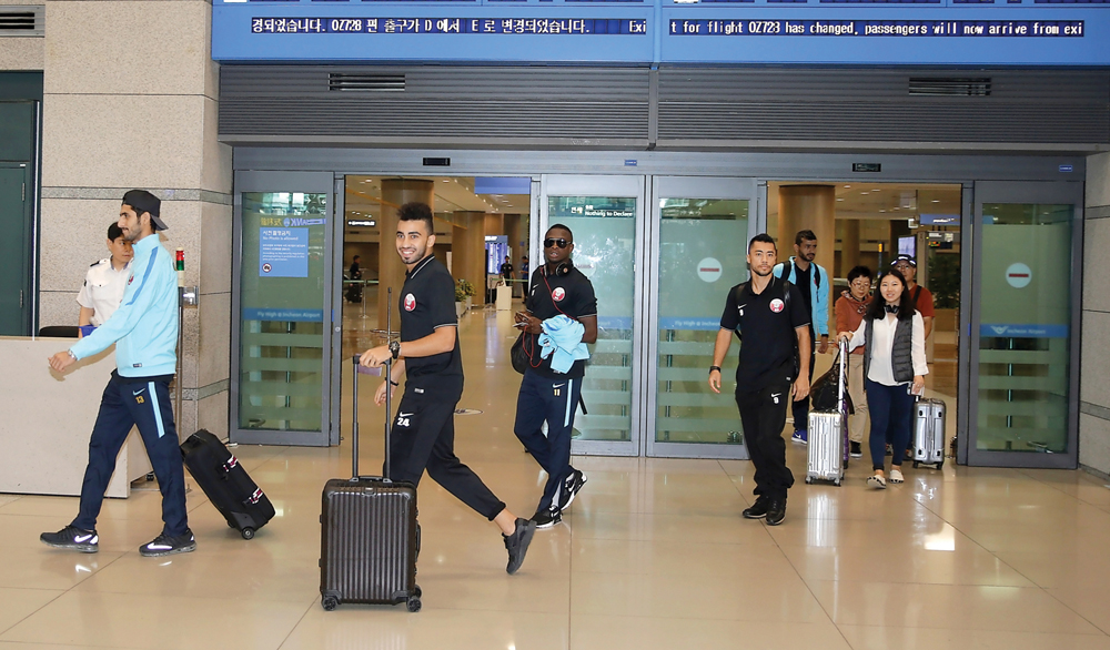 Qatari football players arrive at the Seoul International Airport yesterday, ahead of their 2018 FIFA World Cup qualifying match against South Korea which will be played at the Suwon World Cup Stadium in Gyeonggi-do tomorrow. 
