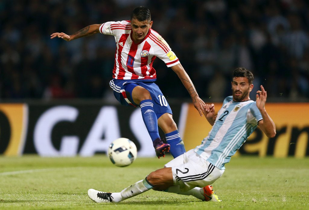World Cup 2018 Qualifiers - Argentina v Paraguay - Mario Kempes Stadium, Cordoba, Argentina - 11/10/16 - Paraguay's Derlis Gonzalez and Argentina's Mateo Musacchio fight for the ball. Reuters/Marcos Brindicci