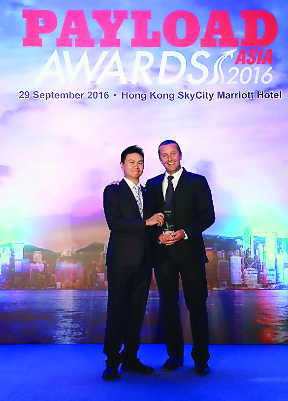 Qatar Airways Vice-President for Cargo Asia Pacific, Guillaume Halleux, receiving the award.