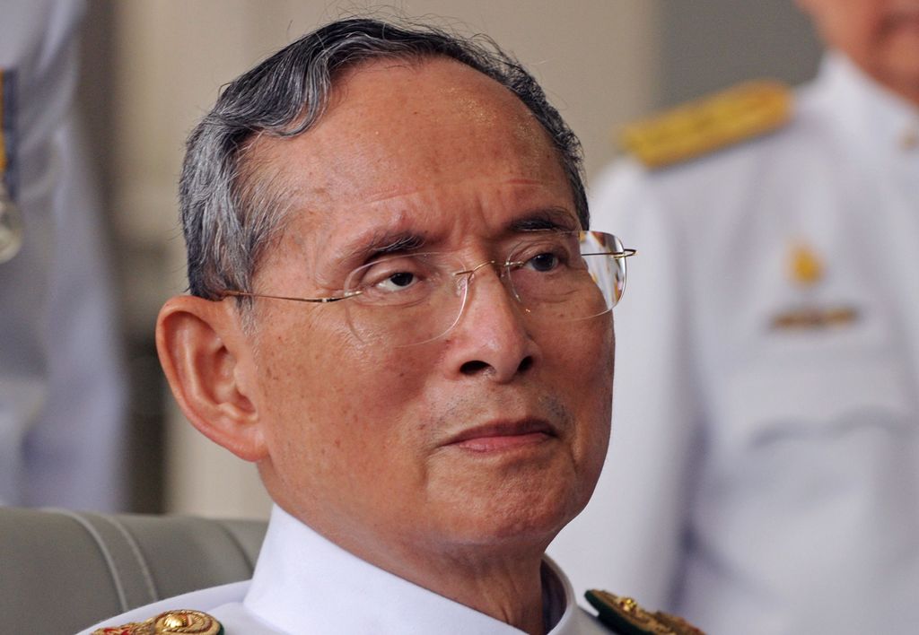(FILES) This file photo taken on May 5, 2010 shows Thai King Bhumibol Adulyadej sitting on wheelchair after the ceremony marking the 60th anniversary of his coronation in Bangkok.  AFP / PORNCHAI KITTIWONGSAKUL
