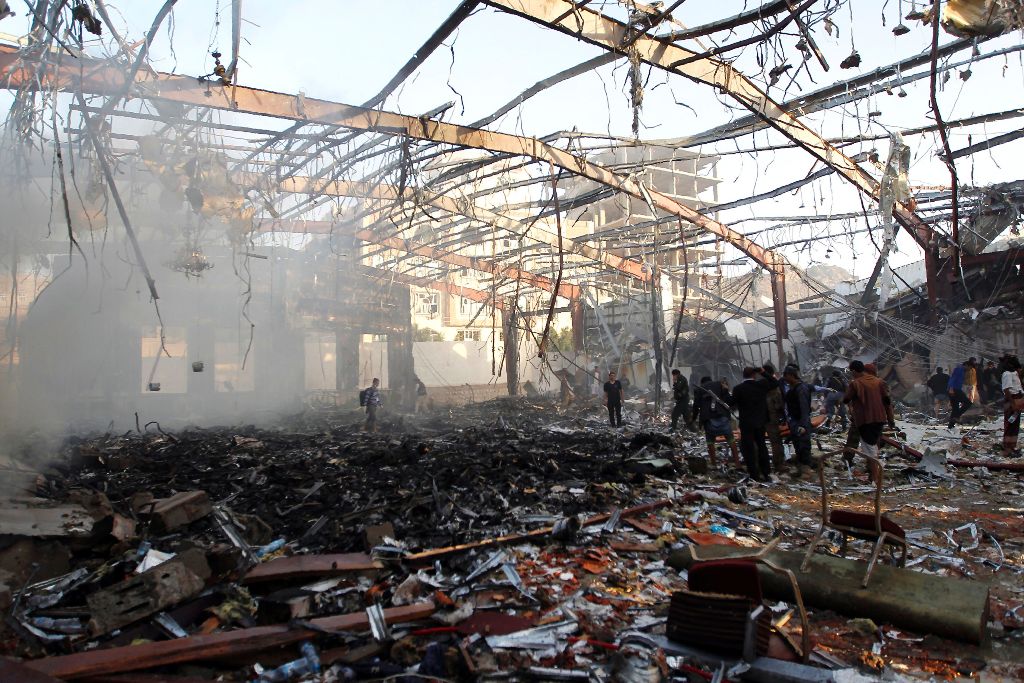 (FILES) This file photo taken on October 8, 2016 shows a general view of the destruction following reported airstrikes on a funeral hall by Saudi-led coalition air-planes on a building in the capital Sanaa./ AFP / MOHAMMED HUWAIS