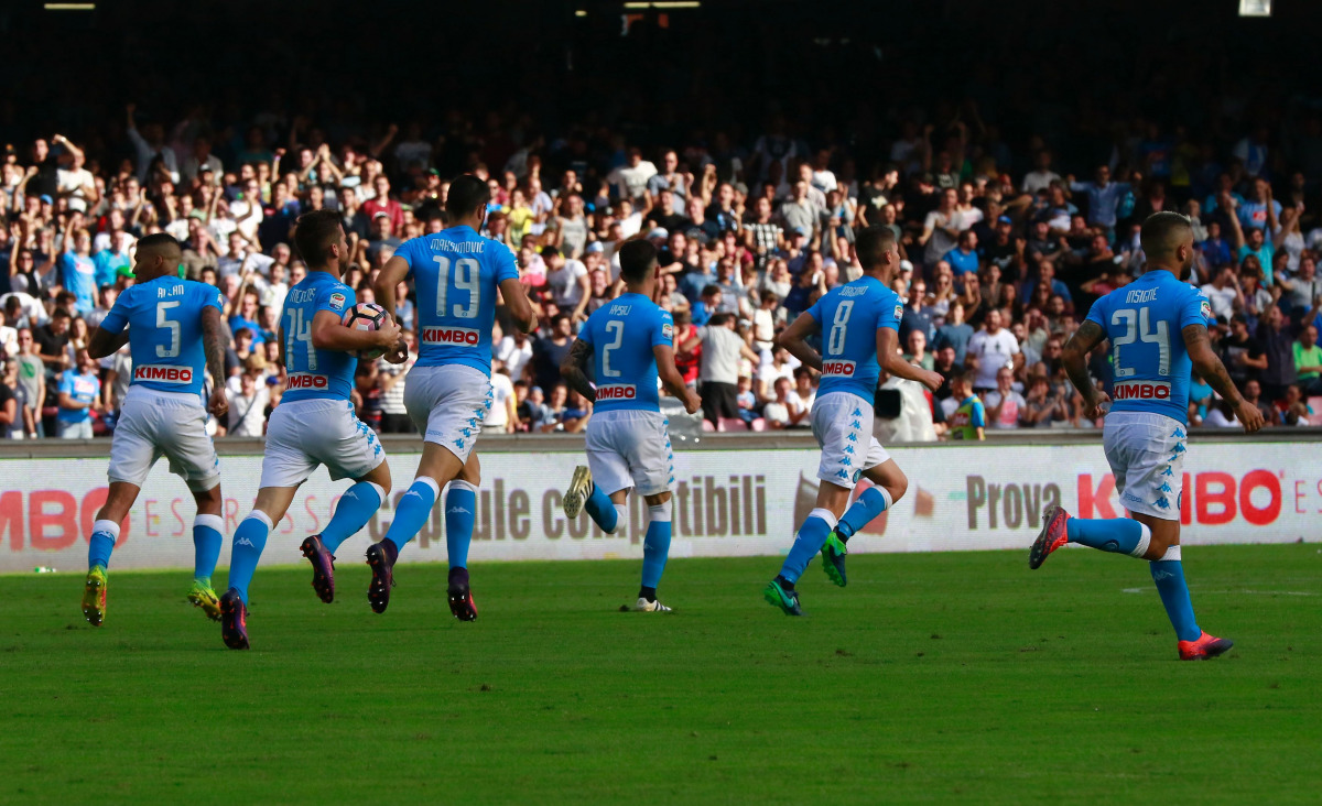 Napoli's players celebrate after a goal by defender Kalidou Koulibaly during the Italian Serie A football match SSC Napoli vs AS Roma on October 15, 2016 at the San Paolo stadium in Naples. (AFP / CARLO HERMANN)
