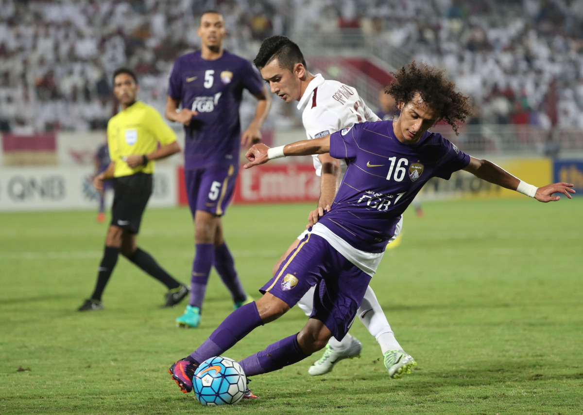 Al-Ain's Mohamed Alraqi (R) vies with El-Jaish's Sardar Rashidov during the Asian Champions League football return match between Qatar's El-Jaish and UAE's Al-Ain on October 18, 2016 at the Abdullah Bin Khalifa Stadium in Doha. (AFP / Karim Jaafar)