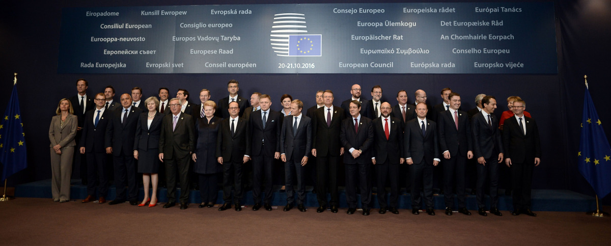European leaders pose for a family picture during an European Union summit to discuss Syria, relations with Russia, trade and migration, on October 20, 2016 at the European Council, in Brussels. (AFP / STEPHANE DE SAKUTIN) 