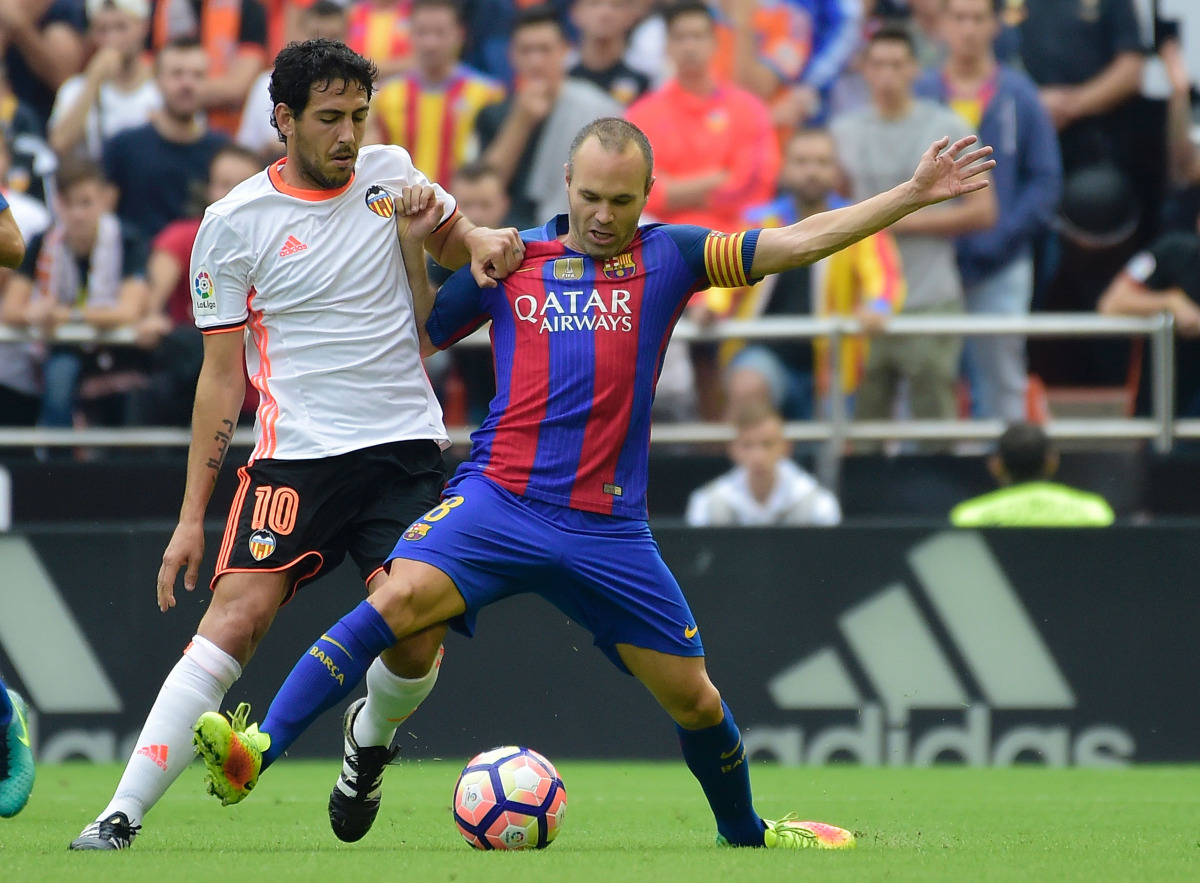 Valencia's midfielder Dani Parejo (L) vies with Barcelona's midfielder Andres Iniesta during the Spanish league football match between Valencia CF and FC Barcelona at the Mestalla stadium in Valencia on October 22, 2016. (AFP / JOSE JORDAN)

