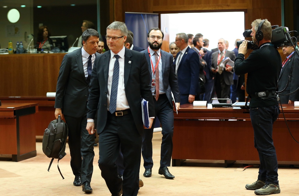 Prime Minister of Italy Matteo Renzi (L) arrives to the meeting of the European Union leaders summit on the second day of a two day summit in Brussels, Belgium on October 21, 2016.
( Dursun Aydemir - Anadolu Agency )