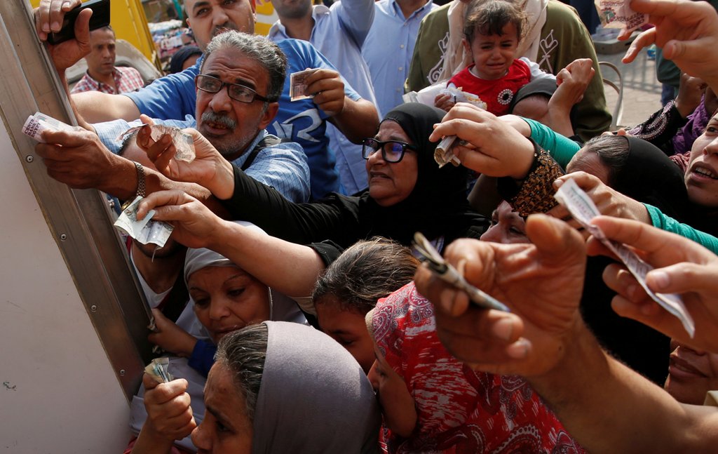 Egyptians gather to buy subsidized sugar from a government truck after a sugar shortage in retail stores across the country in Cairo, Egypt, October 14, 2016. Picture taken October 14, 2016. REUTERS/Amr Abdallah Dalsh TPX IMAGES OF THE DAY