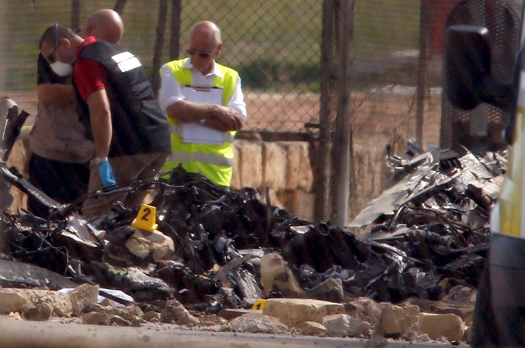 Investigators and rescue services at the scene of a plane crash at the airport in Valletta, Malta, 24 October 2016. REUTERS/Darrin Zammit Lupi
