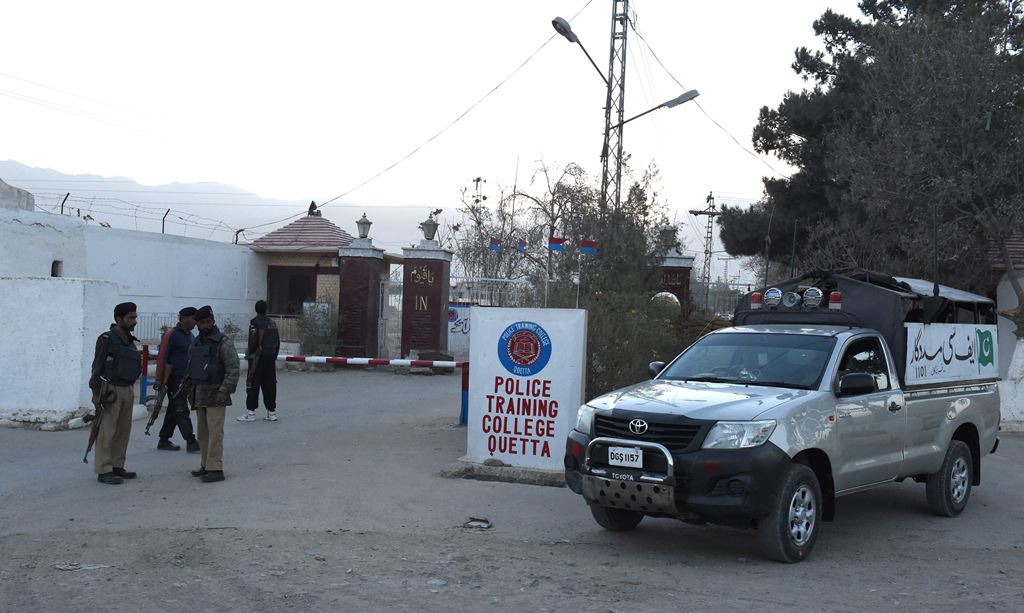Pakistani soldiers stand at the entrance to The Police Training College in Quetta on October 25, 2016, after an overnight militant attack on the establishment. AFP / Banaras Khan