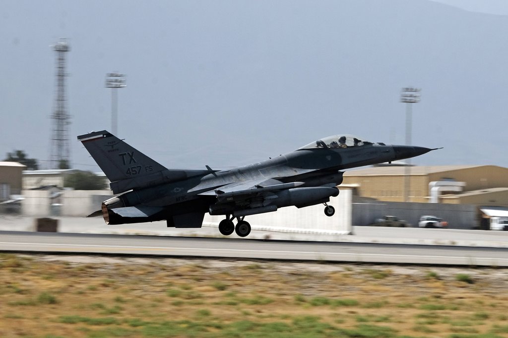 A U.S. Air Force F-16 Flying Falcon fighter bomber takes off for a mission from Bagram air field in Afghanistan August 11, 2016. Picture taken August 11, 2016. REUTERS/Josh Smith
