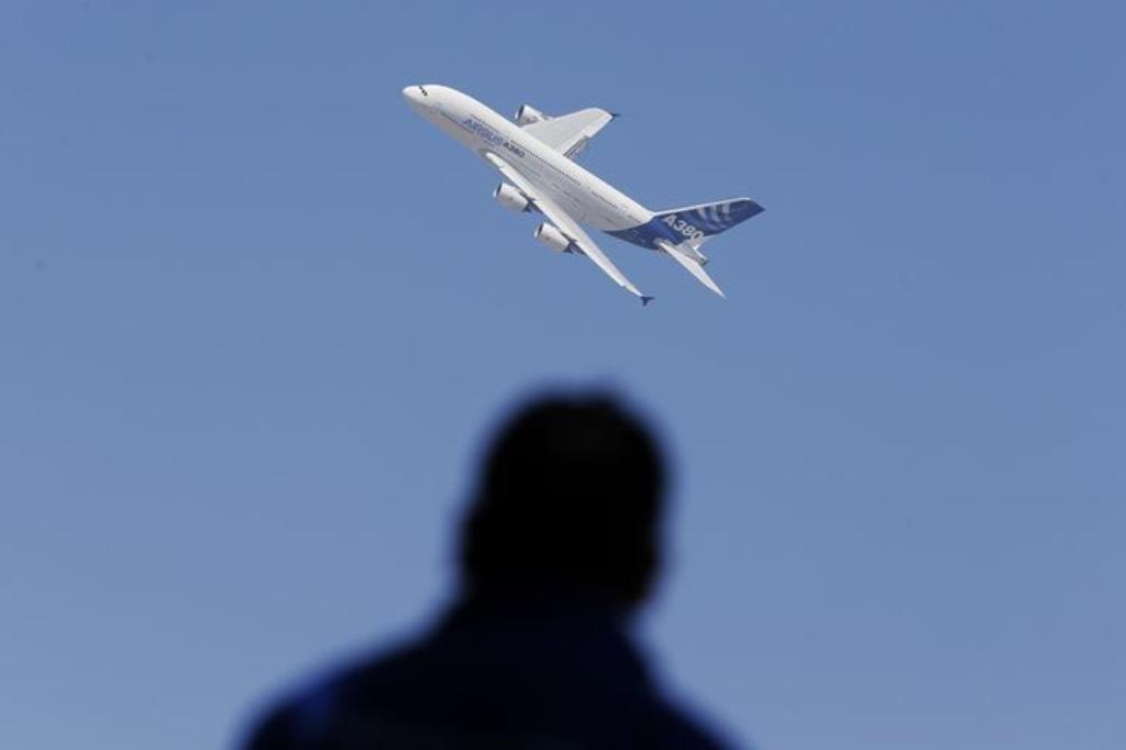 An A380 Airbus flies during the International Air and Space Fair (FIDAE) at the international airport of Santiago March 26, 2014. REUTERS/Ivan Alvarado/Files.