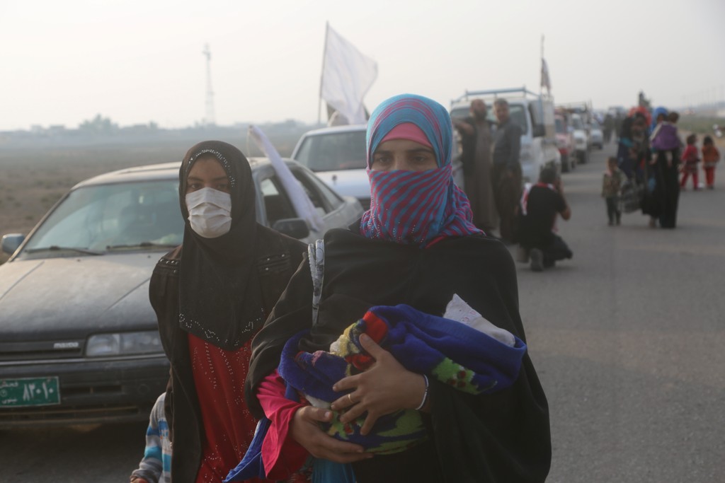 Internally relocated people fleeing the Topzava village of Hamdaniye district in Mosul arrive at the check point at the Bartella front in Nineveh, Iraq on October 25, 2016 as the operation to liberate Mosul from Daesh continues. ( Hemn Baban - Anadolu Age
