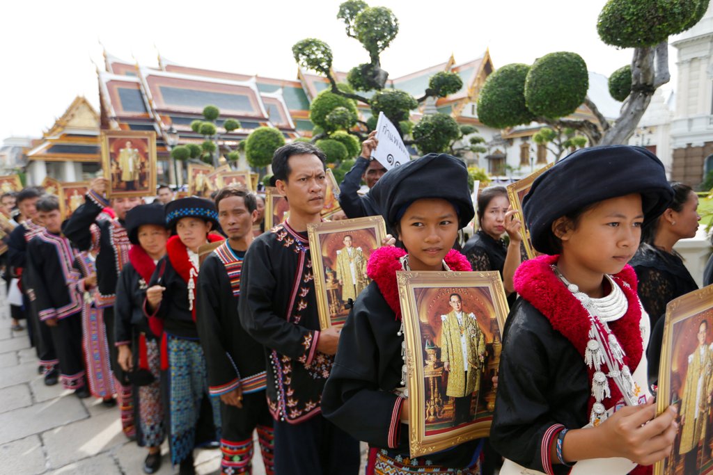 Mourners from the Kamphaeng tribe line up to get into the Throne Hall at the Grand Palace for the first time to pay respects in front of the golden urn of Thailand's late King Bhumibol Adulyadej in Bangkok, Thailand, October 29, 2016. REUTERS/Jorge Silva