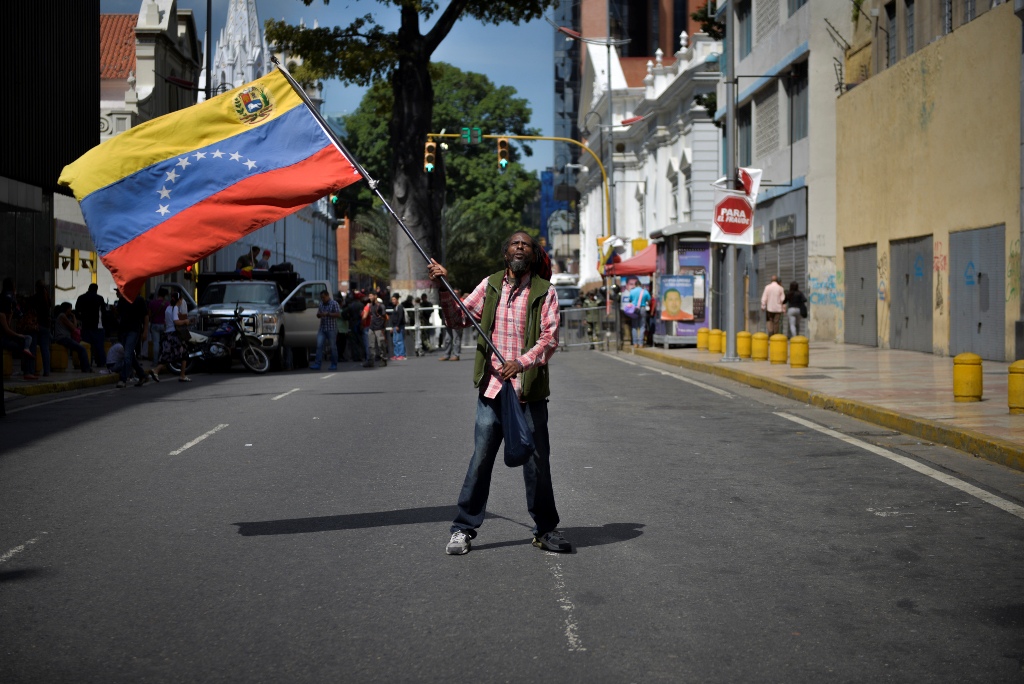 Supporters of Venezuela's President Nicolas Maduro attend a rally near the congress building, in Caracas, Venezuela on November 1, 2016. ( Carlos Becerra - Anadolu Agency )