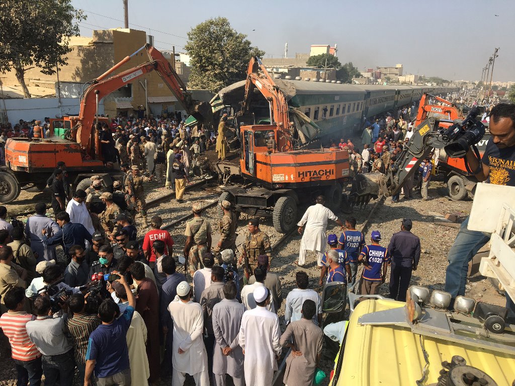 Rescuers workers use heavy machinery on the car of a train which crashed outside Karachi, Pakistan November 3, 2016. Reuters/Akhtar Soomro
