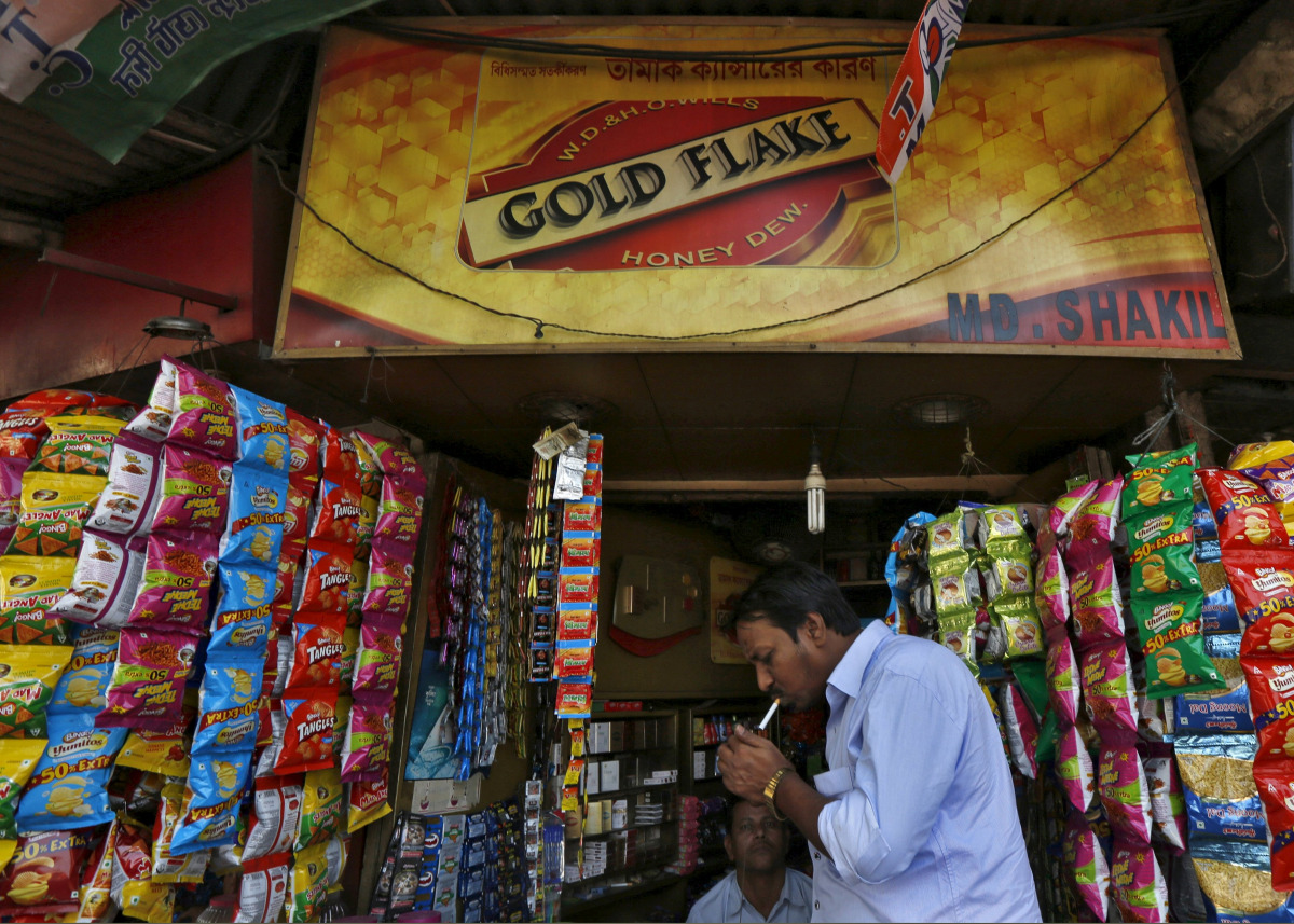 A man lights a cigarette in front of a kiosk in Kolkata, India, April 7, 2016. (REUTERS / Rupak De Chowdhuri) 