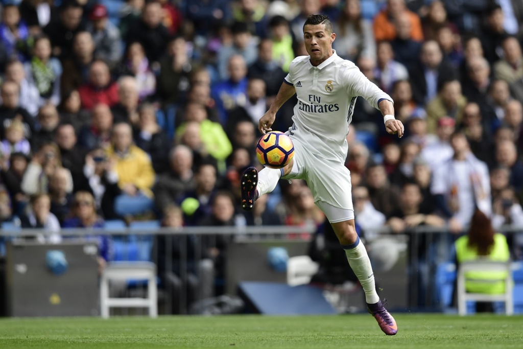 Real Madrid's Portuguese forward Cristiano Ronaldo controls a ball during the Spanish league football match Real Madrid CF vs Club Deportivo Leganes SAD at the Santiago Bernabeu stadium in Madrid on November 6, 2016. / AFP / JAVIER SORIANO
