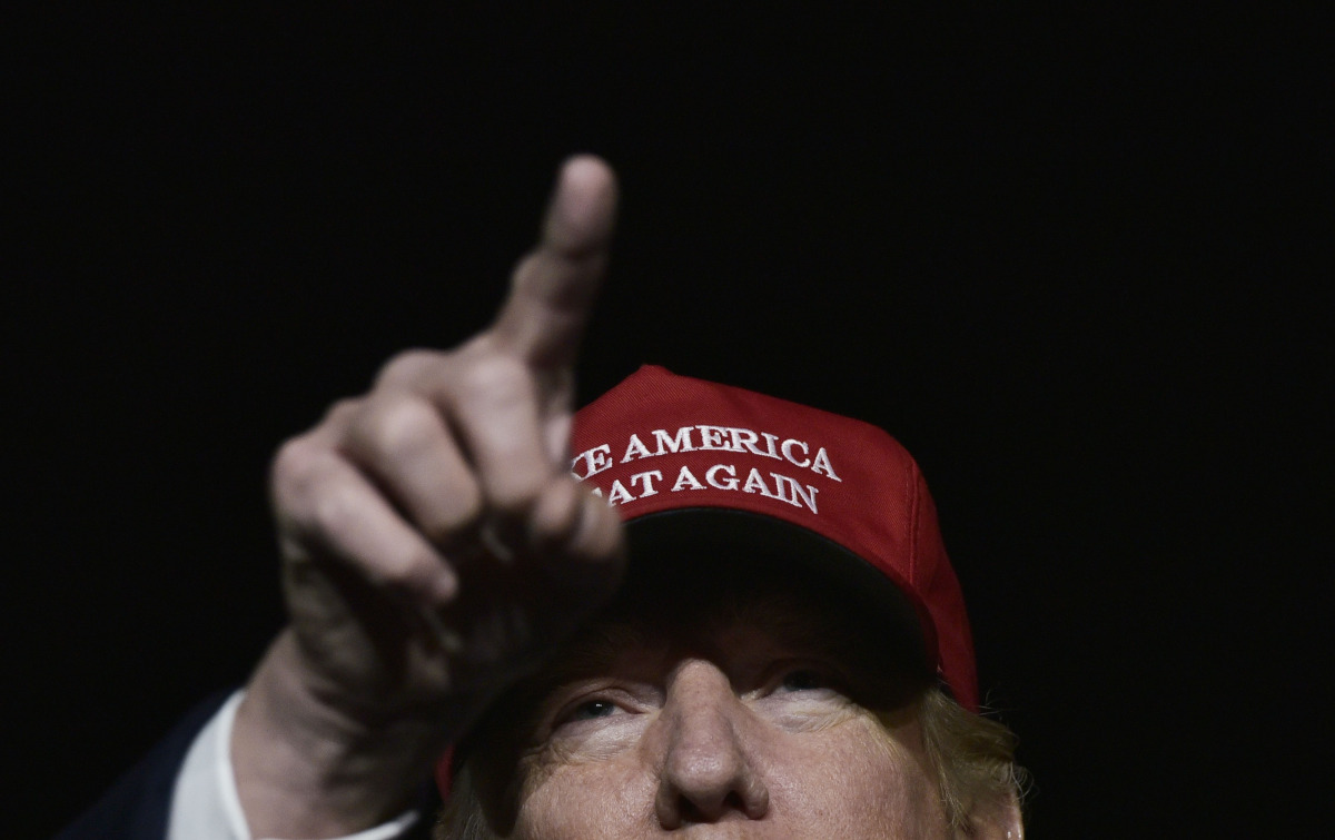  US Republican presidential nominee Donald Trump addresses a campaign rally at Atlantic Aviation in Moon Township, Pennsylvania on November 6, 2016. / AFP / MANDEL NGAN
