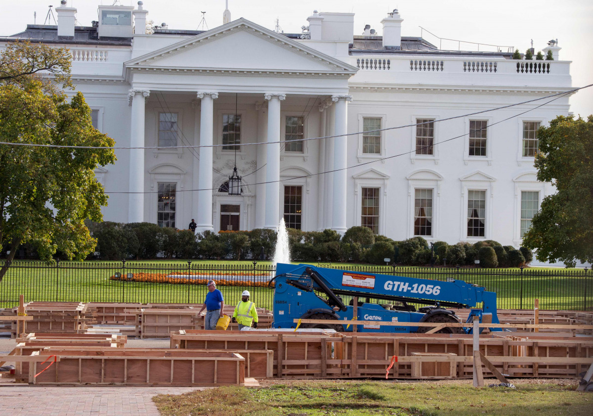 The front of the White House is closed to the public as construction has started on the Presidential reviewing stand, November 8, 2016, in Washington, DC. AFP / PAUL J. RICHARDS