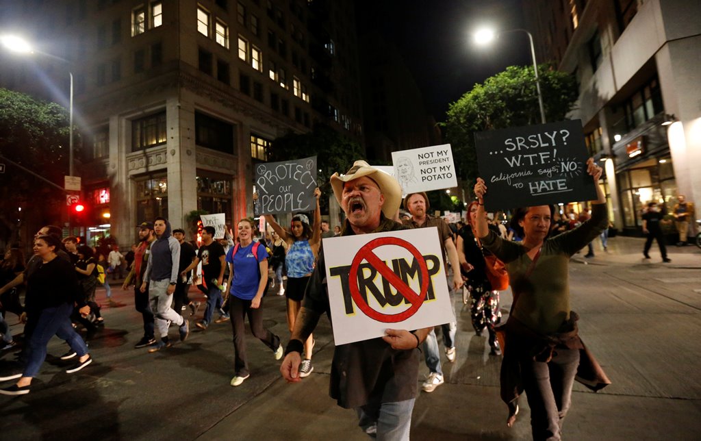 People march while protesting the election of Republican Donald Trump as the president of the United States in downtown Los Angeles, California U.S., November 9, 2016. REUTERS/Mario Anzuoni
