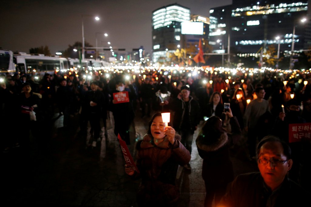 People march toward the Presidential Blue House during a rally demanding President Park Geun-hye to step down in central Seoul, South Korea, November 12, 2016. REUTERS/Kim Hong-Ji
