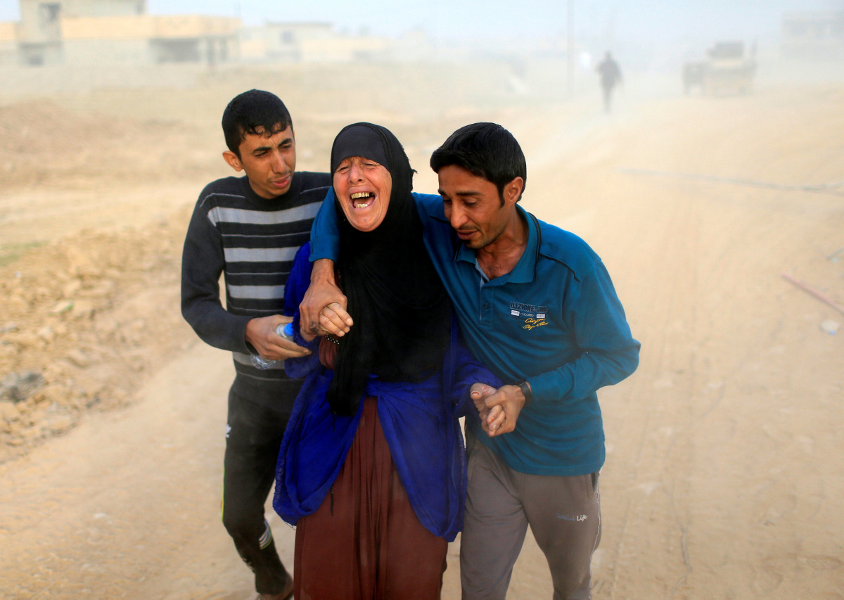 A displaced Iraqi woman cries after she finds out that her 15-year-old son Maitham was killed by an Islamic State mortar in Samah neighborhood, Mosul, Iraq November 13, 2016. REUTERS/Ahmed Jadallah
