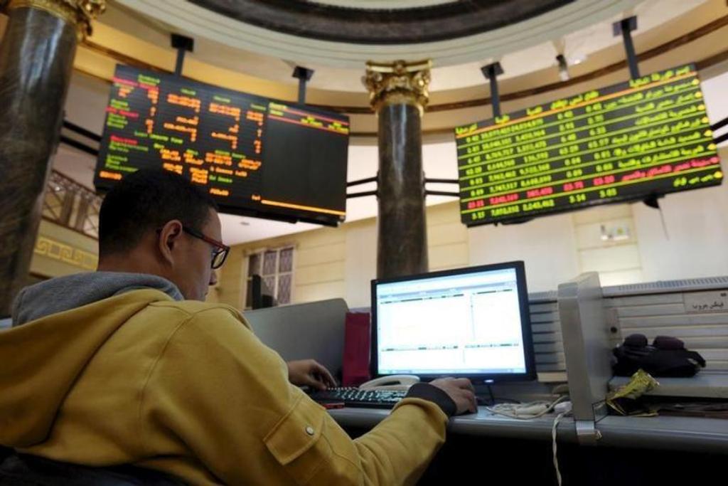 A trader works at the Egyptian stock exchange in Cairo, Egypt, December 3, 2015. REUTERS/Mohamed Abd El Ghany - RTX1X09Q