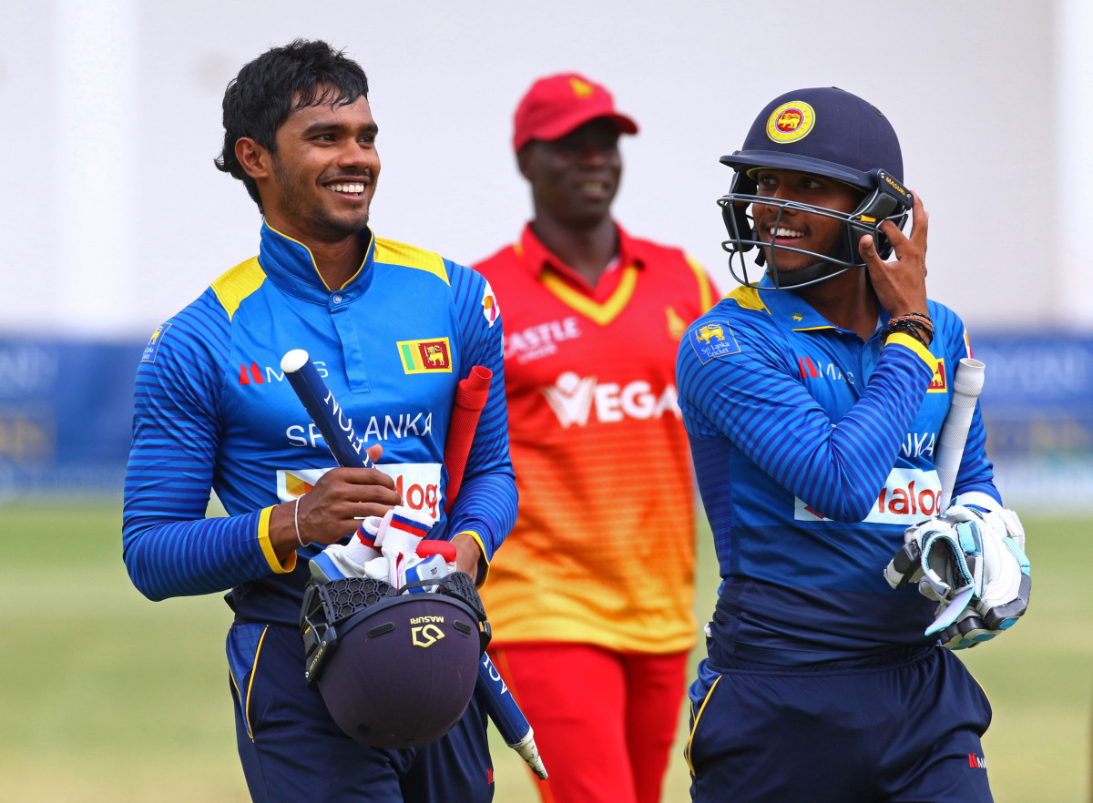 Sri Lanka batsman Dhananjaya De Silva (L) and teammate Kusal Mendis (R) walk off the pitch after their victory in the opening match of the ODI series Sri Lanka vs Zimbabwe on November 14, 2016 in Harare. (AFP / Jekesai Njikizana)