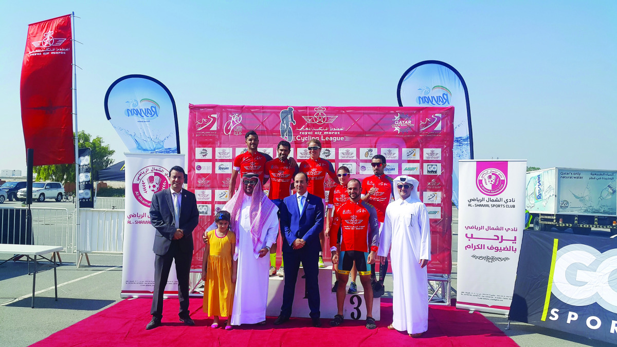 The winners of the second round of the Royal Air Maroc Cycling League pose with the officials of QCF, QCR and QC.