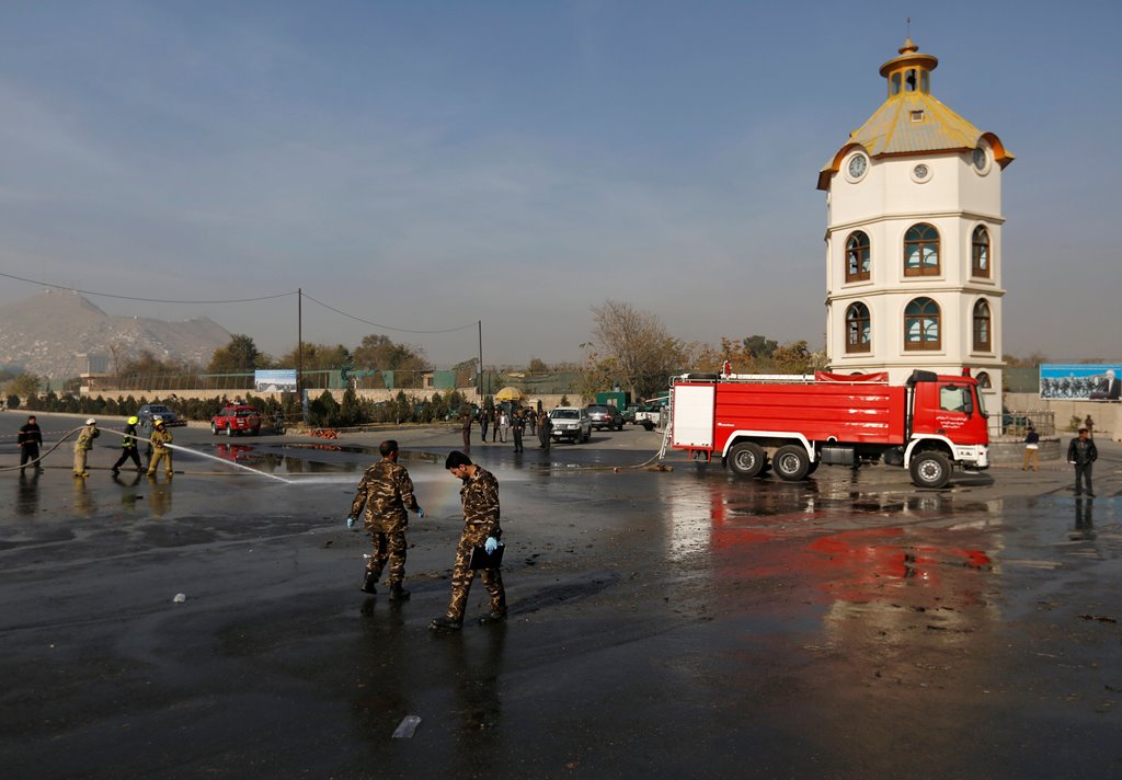 Afghan security forces inspect the site of a suicide bombing in Kabul, Afghanistan, November 16, 2016. REUTERS/Mohammad Ismail
