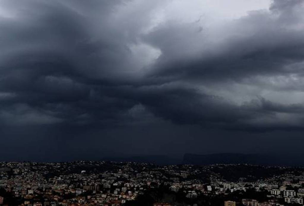 An approaching storm looms over the French riviera city of Nice, southeastern France, on September 21, 2016. / AFP PHOTO / VALERY HACHE