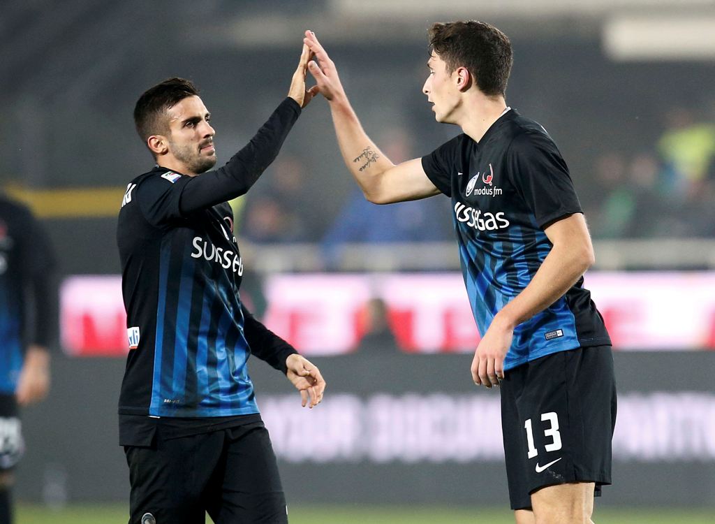 Atalanta's Mattia Caldara celebrates with teammate Marco D'Alessandro after scoring against AS Roma. REUTERS/Alessandro Garofalo