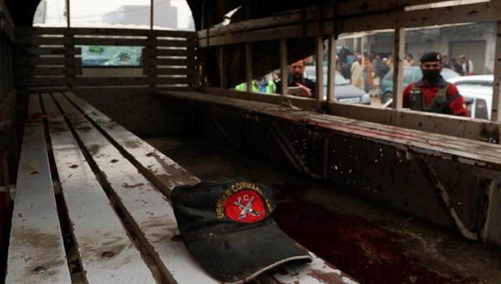 A hat remains on a bench after a blast killed three officers of the Frontier Constabulary in Peshawar, Pakistan November 22, 2016. (REUTERS Photo).