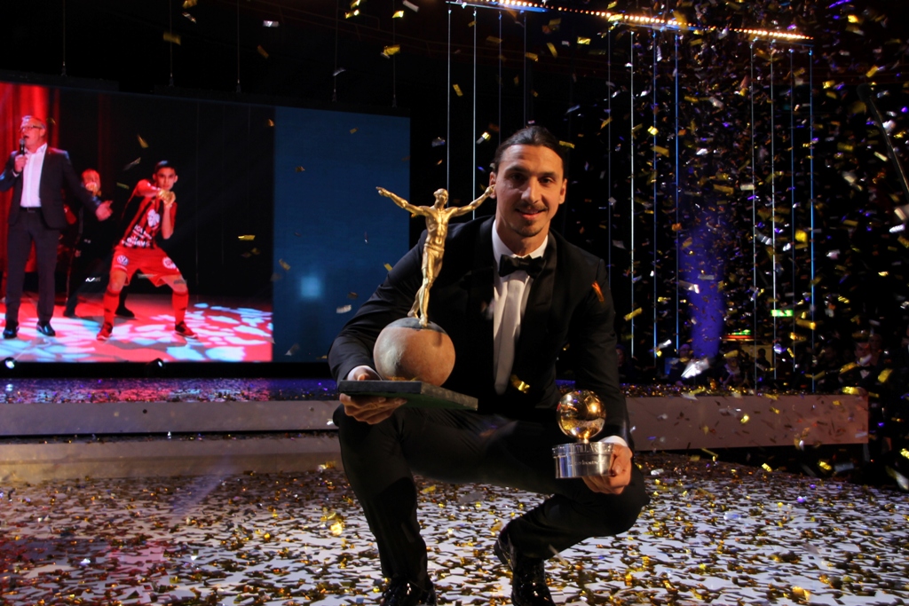 Zlatan Ibrahimovic of Manchester United is seen with his statue on the stage as he wins Sweden's Golden Ball award for the country's best player for the 10th year in a row in Stockholm, Sweden on November 21, 2016. Atila Altunta? - Anadolu Agency 
