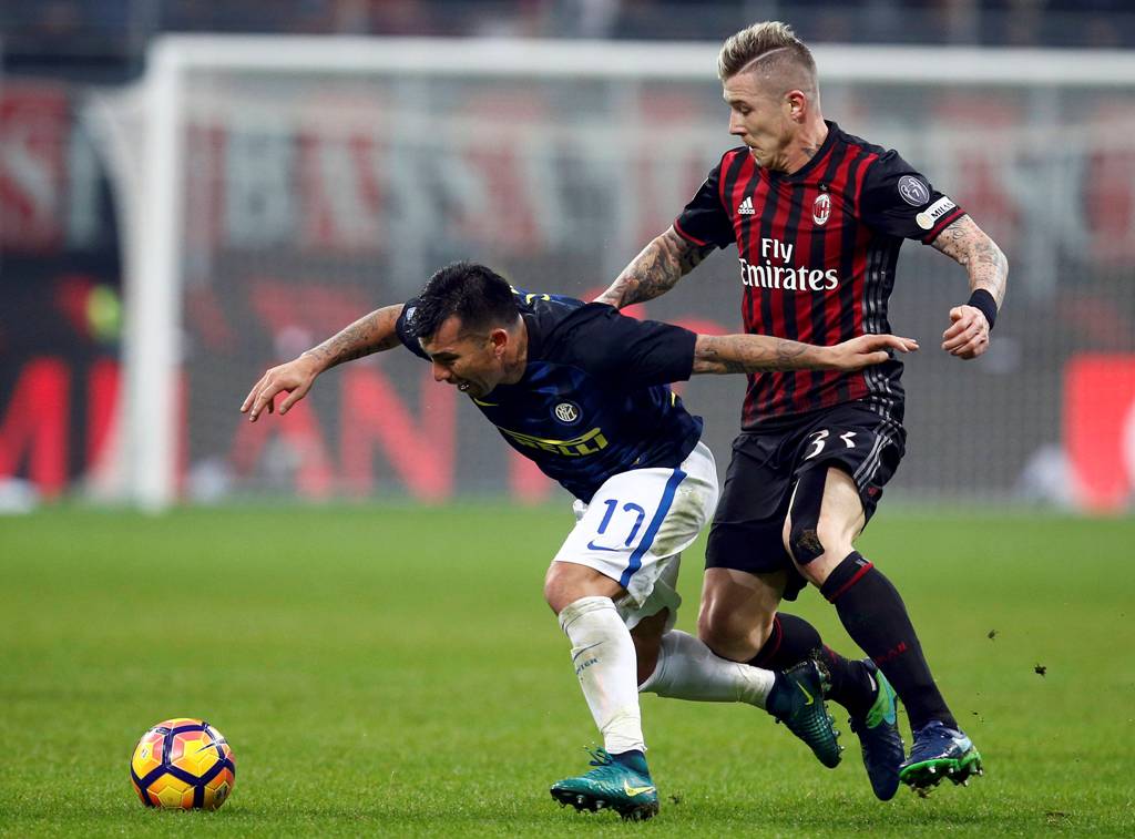 AC Milan's Juraj Kucka in action with Inter Milan's Gary Medel. REUTERS/Alessandro Garofalo
