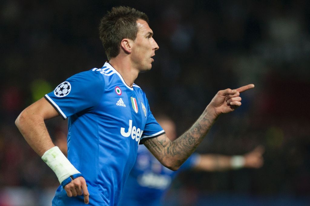 Juventus' Croatian forward Mario Mandzukic celebrates after scoring during the UEFA Champions League football match Sevilla FC vs Juventus at the Ramon Sanchez Pizjuan stadium in Sevilla on November 22, 2016. / AFP / JORGE GUERRERO
