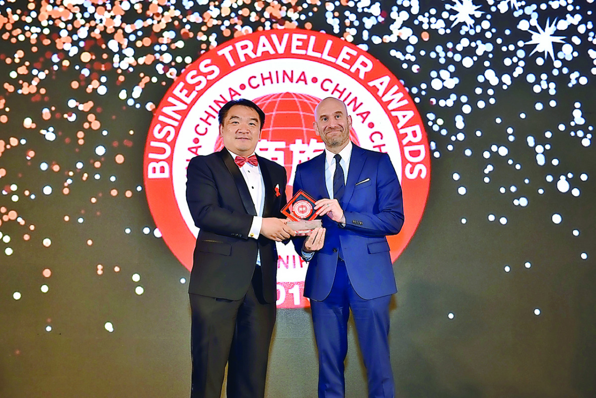 Qatar Airways North Asia Vice-President Paul Johannes accepting the Business Traveller China Award on behalf of the airline.