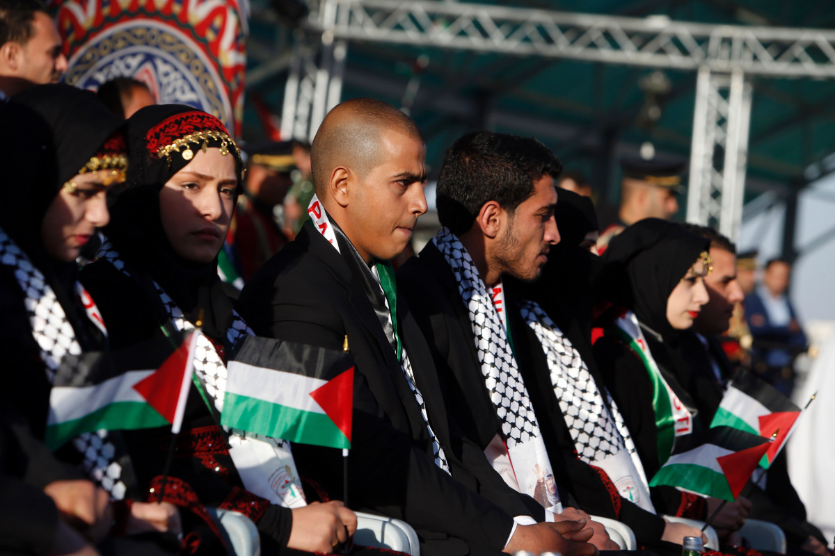 Palestinian couples sit on stage during a group wedding celebration held on November 24, 2016, for 27 couples, organised by President Mahmud Abbas' Fatah movement. (AFP / JAAFAR ASHTIYEH)