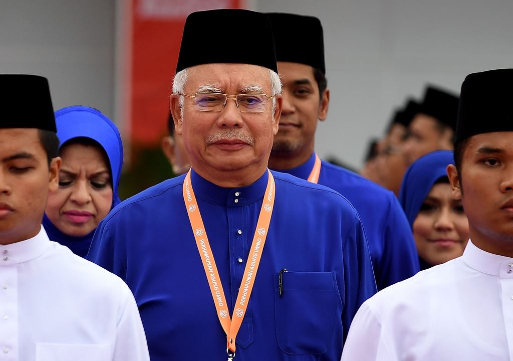 Malaysian Prime Minister Najib Razak (R) arrives to address the annual congress of his ruling party, the United Malays National Organisation (UMNO) in Kuala Lumpur on December 1, 2016. AFP / MANAN VATSYAYANA