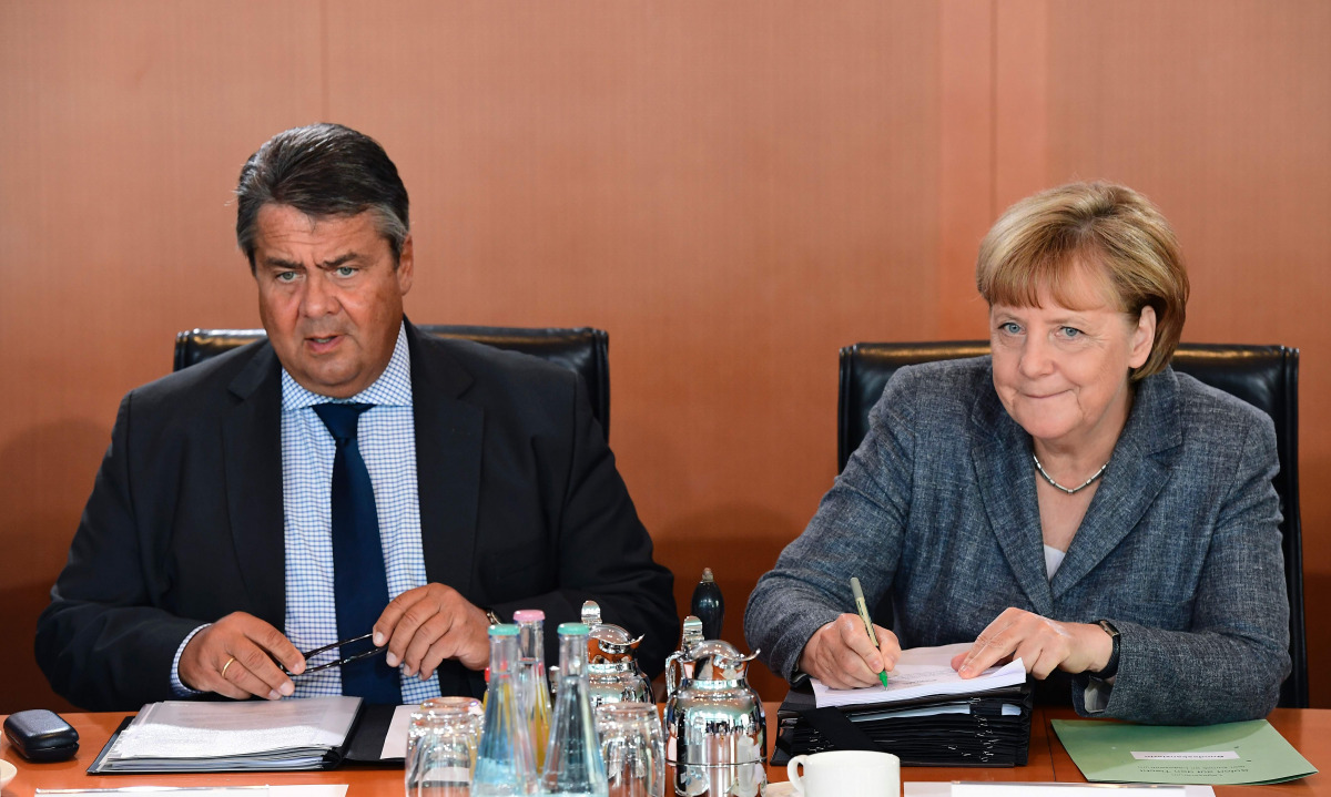 German Chancellor Angela Merkel and German Vice Chancellor Sigmar Gabriel at the beginning of a weekly cabinet meeting on August 17, 2016 at the Chancellery in Berlin (AFP / TOBIAS SCHWARZ) 