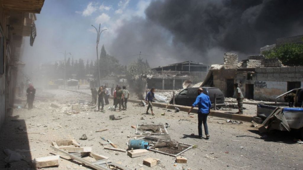 People inspect a site hit by air strikes in Idlib province, Syria 2016. / Reuters.