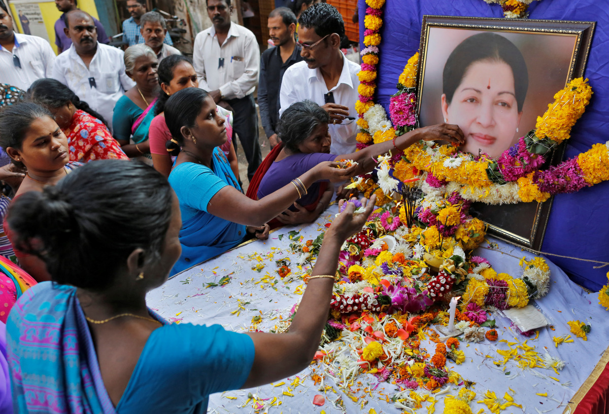 Supporters of Tamil Nadu Chief Minister Jayalalithaa Jayaraman attend a prayer ceremony at the AIADMK party office in Mumbai, India, December 6, 2016. (REUTERS/Danish Siddiqui)