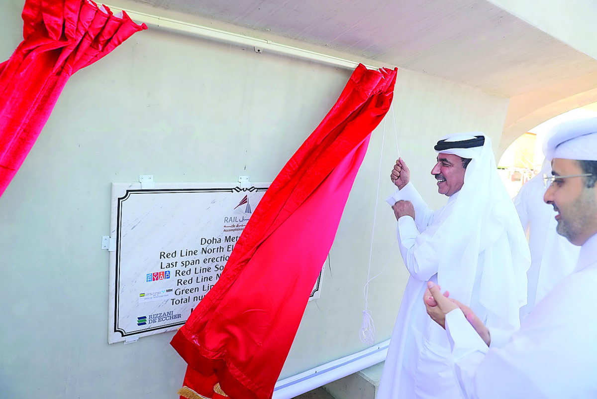 Minister of Transport and Communications H E Jassim bin Saif Al Sulaiti unveiling a plaque to mark the achievement of the milestone. 